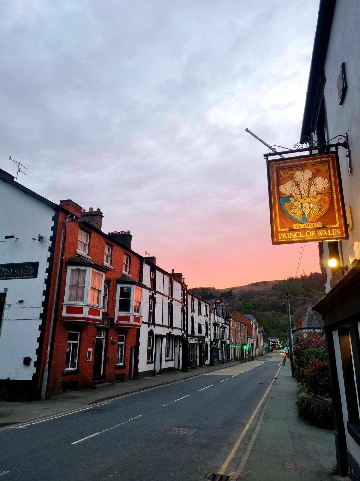Prince Of Wales Pub And Accommodation Llangollen Exterior foto